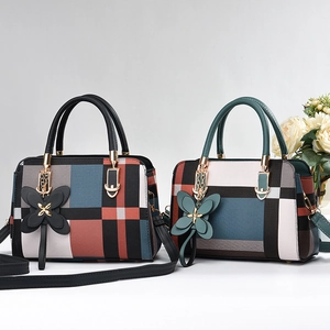 Schicke Patchwork-Handtasche mit Karomuster und goldenen Metallbeschlägen für Damen
