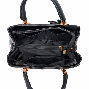 Moderne schwarze minimalistische Shopper-Tasche mit Innenfächern und goldenen Details