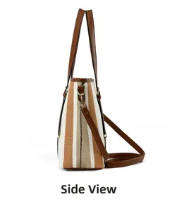 Vista laterale della borsa tote a righe verticali con finiture in pelle e tracolla