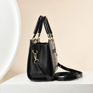 Elegante borsa a mano in pelle nera martellata con dettagli dorati e tracolla