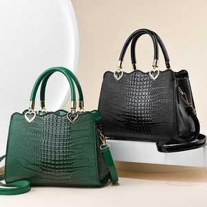 Eleganti borse a mano in pelle goffrata coccodrillo nero e verde con dettagli dorati