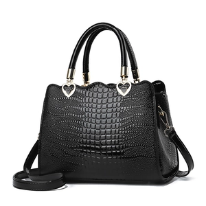 Elegante borsa a mano nera con stampa coccodrillo e fibbie metalliche a cuore dorate