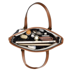 Borsa tote a righe con finiture in pelle che mostra l'ampia capacità di contenimento