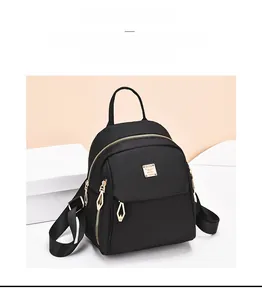 Détail d'un sac à dos noir en PU avec ferrures dorées et silhouette structurée