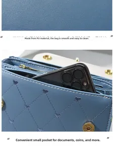 Detail der blauen PU-Ledertasche mit Herzsteppung zeigt Innenfächer und Stauraumkapazität