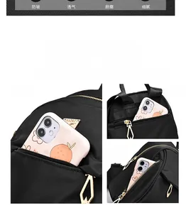 Détail de la conception multi-poches du sac à dos en nylon noir avec poches latérales