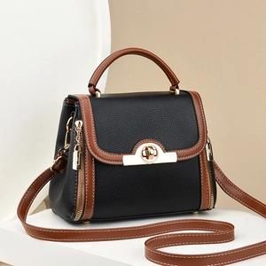 Sac bandoulière bicolore pour femme avec fermoir tournant doré et texture cuir