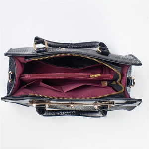 Schwarze Handtasche mit Krokodilprägung, zwei großen Hauptfächern und goldenen Beschlägen