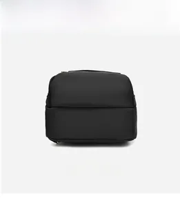 Vue détaillée du fond d'un sac à dos en nylon noir étanche montrant la base plate