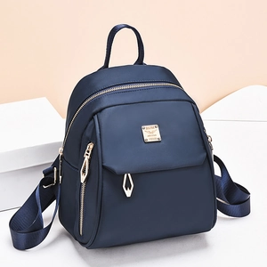 Sac à dos bleu marine pour femme en nylon avec ferrures dorées et logo élégant