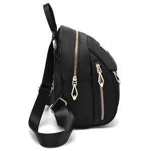 Mini sac à dos noir en nylon imperméable avec fermetures éclair dorées et style chic