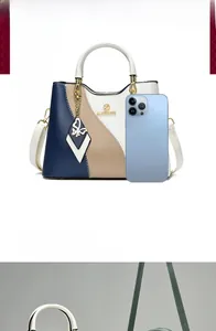 Comparaison de taille du sac à main tricolore avec un smartphone montrant les dimensions