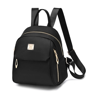 Mini sac à dos mode en nylon noir pour femme avec détails dorés et poche frontale zippée