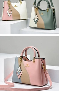 Détails du sac à main multicolore en cuir avec logo JANENOVO et pendentif papillon