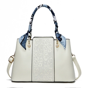 Sac à main blanc cassé élégant brodé avec poignée foulard et pendentif en perles