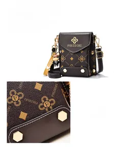 Détails du sac à téléphone en cuir marron à monogramme avec rivets et charme dessin