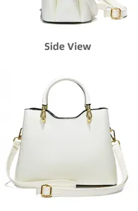 Détail d'un sac à main blanc en simili cuir avec boucles dorées et vue de profil