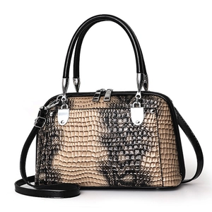 Sac à main chic beige à motif serpent avec poignées noires et bandoulière amovible