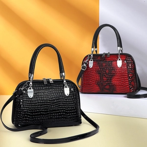 Sac cabas chic à texture peau de serpent en noir et rouge avec détails argentés