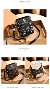 Vue détaillée des mini sacs bandoulière monogramme en noir et café avec breloques taureau
