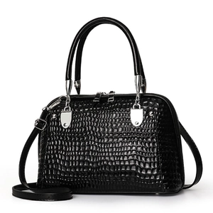 Sac à main noir élégant à motif crocodile avec bandoulière et ferrures argentées