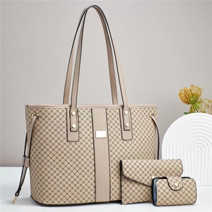 Ensemble de trois sacs cabas beige avec motif géométrique et accessoires assortis