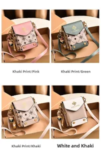 Quatre couleurs de mini sacs bandoulière fleuris présentés avec des breloques mignonnes
