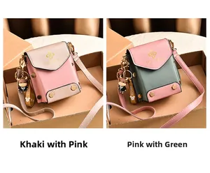 Détail de mini sacs bandoulière en kaki et rose avec pendentifs poupée taureau