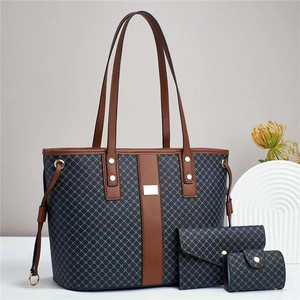 Ensemble de trois sacs géométriques comprenant cabas, portefeuille et pochette en bleu
