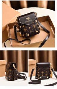 Détail d'un sac de téléphone marron avec motif floral et charmant petit ours