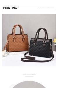 Dettaglio della trama in pelle PU goffrata geometrica e hardware metallico della borsa