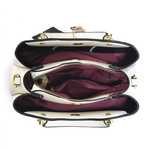 Sac fourre-tout blanc cassé élégant avec doublure bordeaux et détails dorés chics