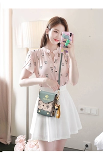 Détail d'un mini sac pour téléphone avec motif vintage et breloque ours mignon