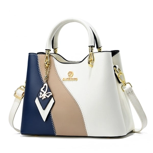 Sac à main chic pour femme tricolore bleu et beige avec breloque papillon
