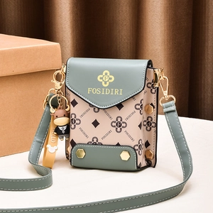 Mini sac à bandoulière pour téléphone vert et beige à motifs avec petit pendentif de veau