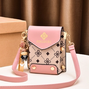 Mini sac bandoulière rose et beige avec logo floral et pendentif taureau dessin