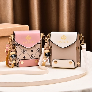 Mini sac à bandoulière pour téléphone portable en rose et beige avec charme de taureau