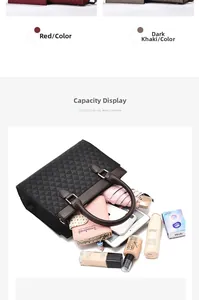 Vista dettagliata dell'interno di una grande borsa trapuntata con cosmetici e tablet