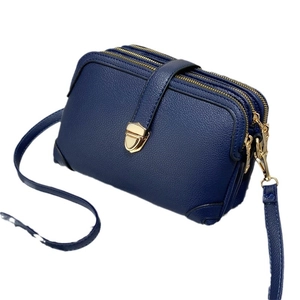 Borsa a tracolla blu scuro multistrato con finiture dorate e trama in pelle litchi