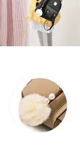 Détail du pompon blanc en fausse fourrure avec perles sur un sac à dos en cuir souple