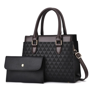 Set borsa tote geometrica nera con manici in pelle marrone e portafoglio abbinato