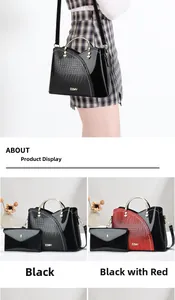 Détail de sacs à main motif crocodile avec poignées en métal doré et bandoulières