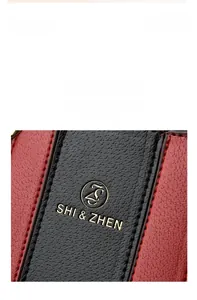 Détail du sac à main en cuir grainé avec logo SHI & ZHEN estampé à l'or fin