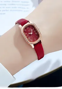 Dettaglio dell'orologio al quarzo ovale vintage GEDI con cinturino in pelle rossa