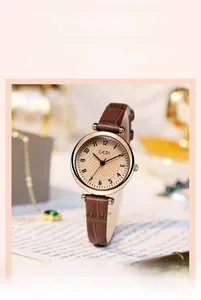 Dettaglio dell'orologio vintage con cinturino in pelle marrone e cassa in oro rosa