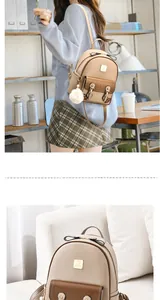 Détail d'un sac à dos en cuir souple kaki avec poche marron et pompon blanc décoratif