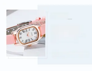 Dettaglio del cinturino in pelle rosa e cassa in oro rosa dell'orologio da donna
