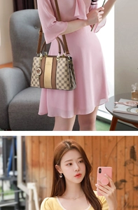 Détail du sac à main bicolore avec motif à damier et pendentif sourire en métal