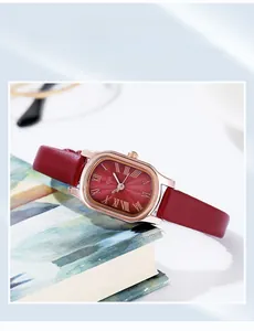 Dettaglio dell'orologio ovale vintage con cassa oro rosa, quadrante rosso e cinturino