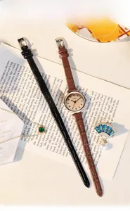 Orologi al quarzo retrò con cinturini in pelle e set di gioielli eleganti su carta vintage